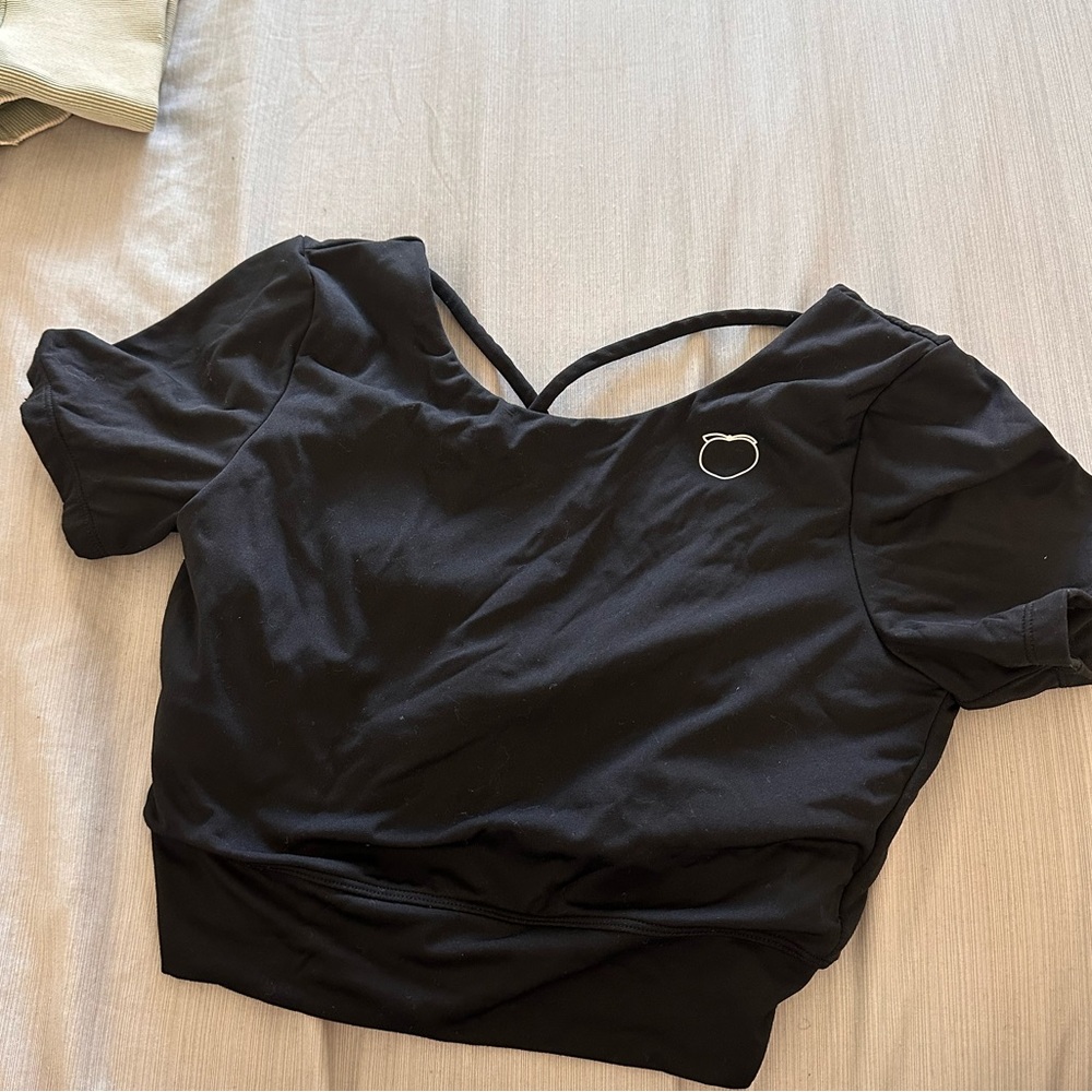 Black cropped workout shirt